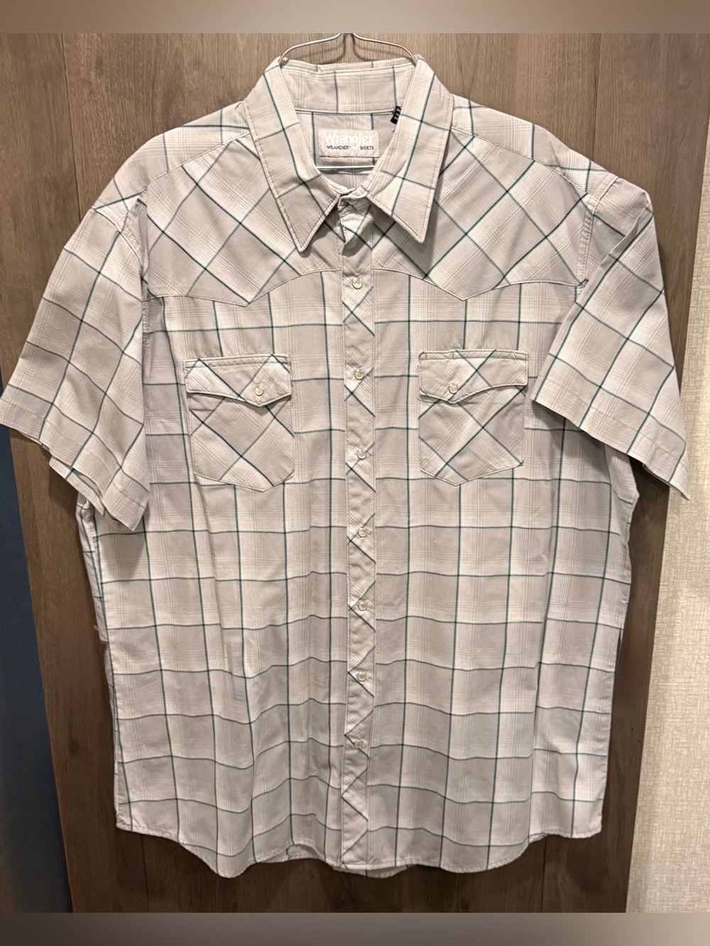 Wrangler Men’s Short Sleeve Snap Button-Down Shirt in Light Gray with Teal